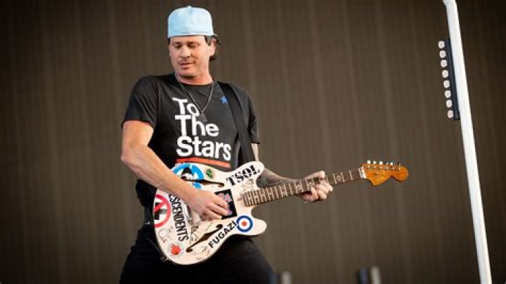 Arriba 50+ imagen tom delonge ford hat Abzlocal.mx