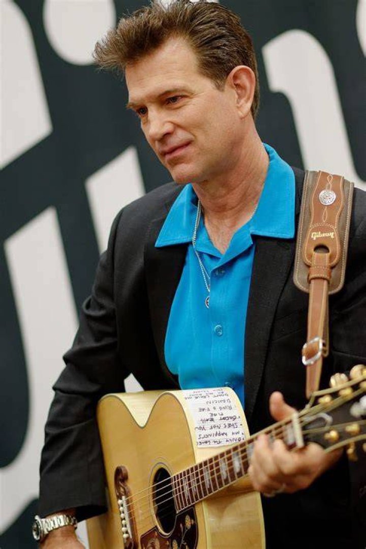 Chris Isaak Remains The Consummate Professional On ‘Holiday Tour’
