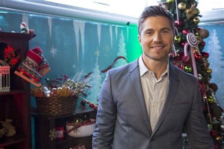 Eric Winter on Finding Santa Hallmark Channel