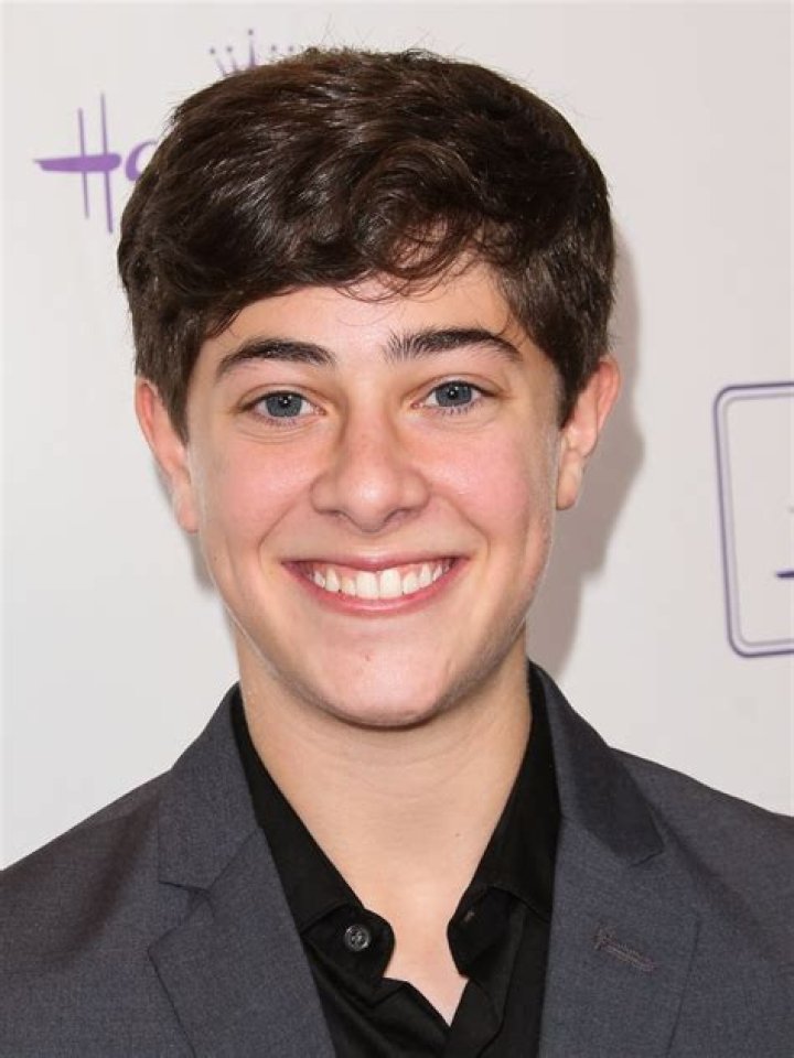 Jaren Lewison AdoroCinema