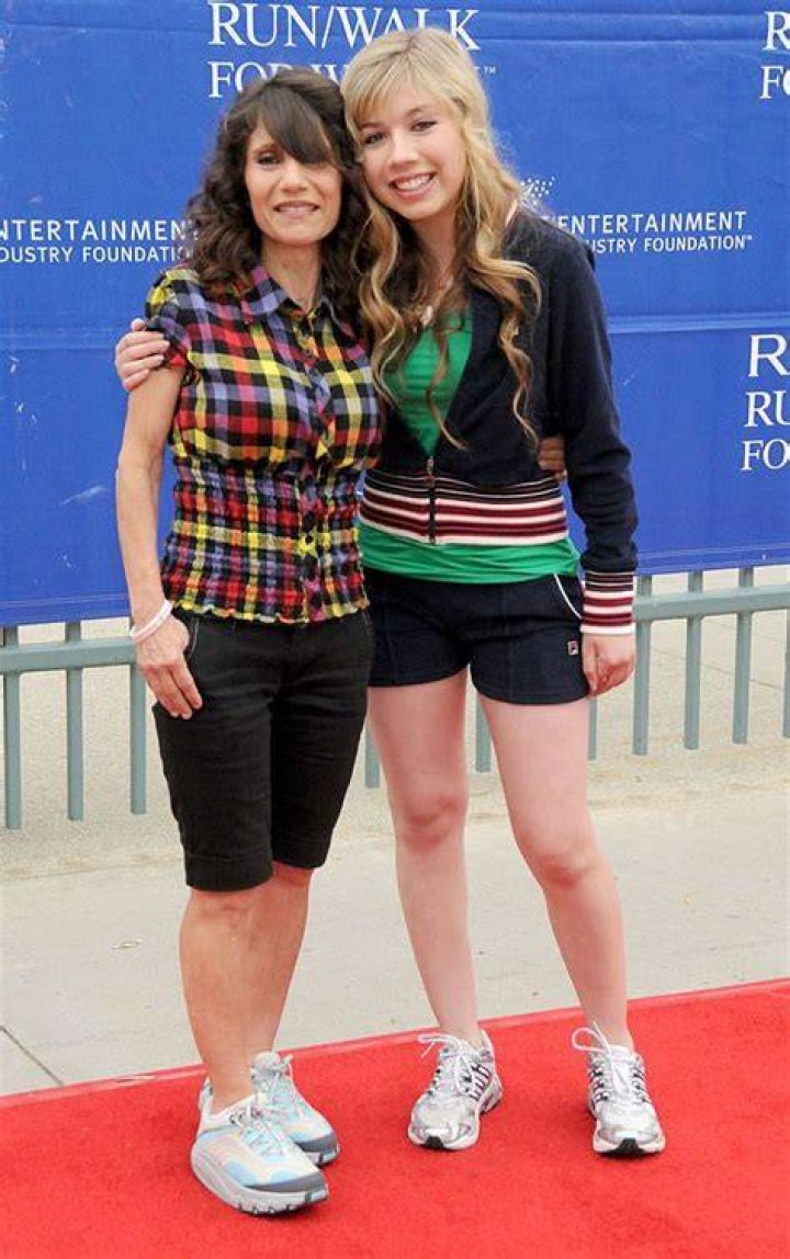 Jennette McCurdy's Hawaii Encounter With Paparazzi