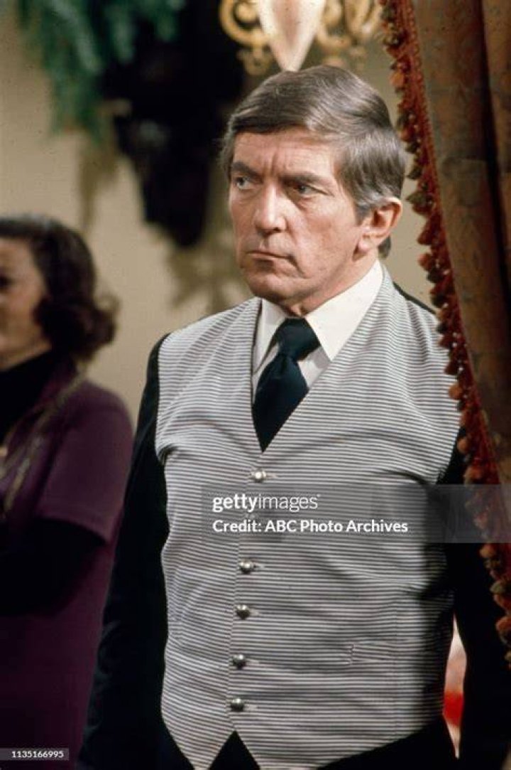 Unveiling The Height Of Jonathan Frid: A Fascinating Discovery